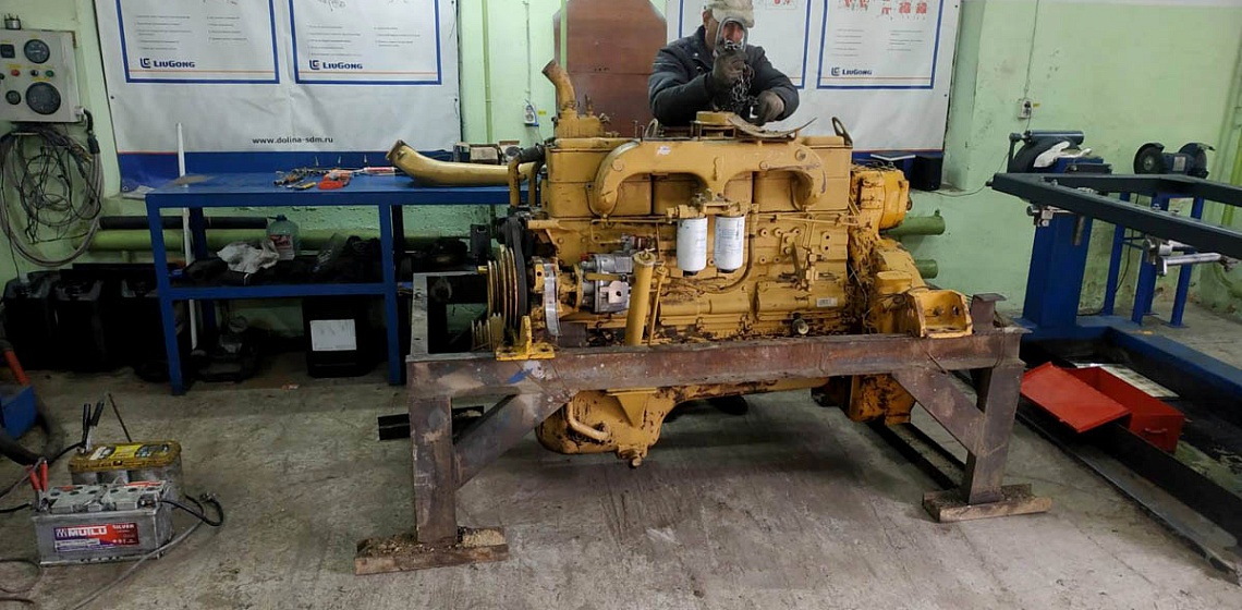 Процесс ремонта двигателя спецтехники в сервисном центре "Долина"