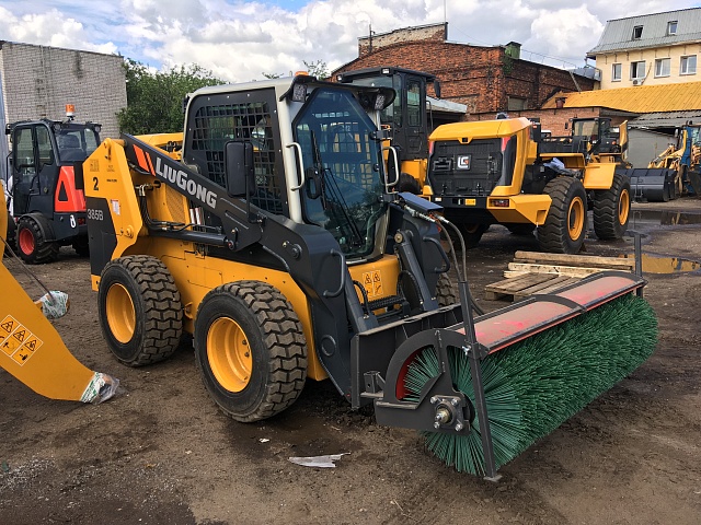 Мини-погрузчик бортовой с дорожной щеткой CLG 385B