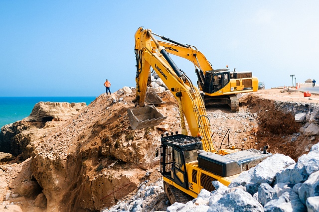 Гусеничный экскаватор Люгонг CLG 945E  в процессе работы