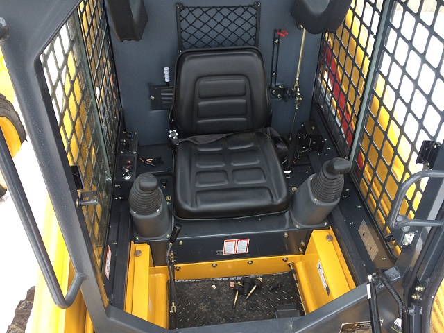 Рабочее место оператора минипогрузчика Люгонг CLG 365A Рабочее место оператора минипогрузчика Люгонг CLG 365A