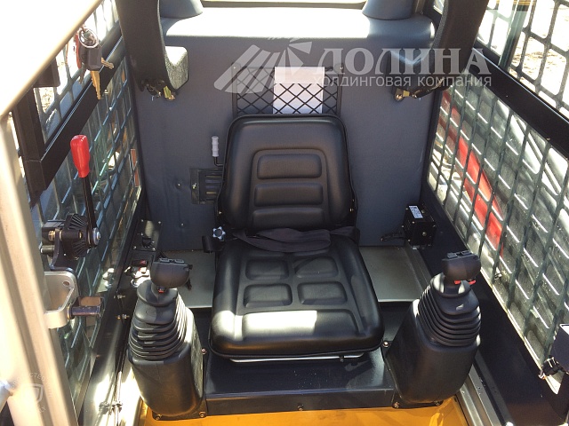 Рабочее место оператора бортового мини-погрузчика CLG 385B