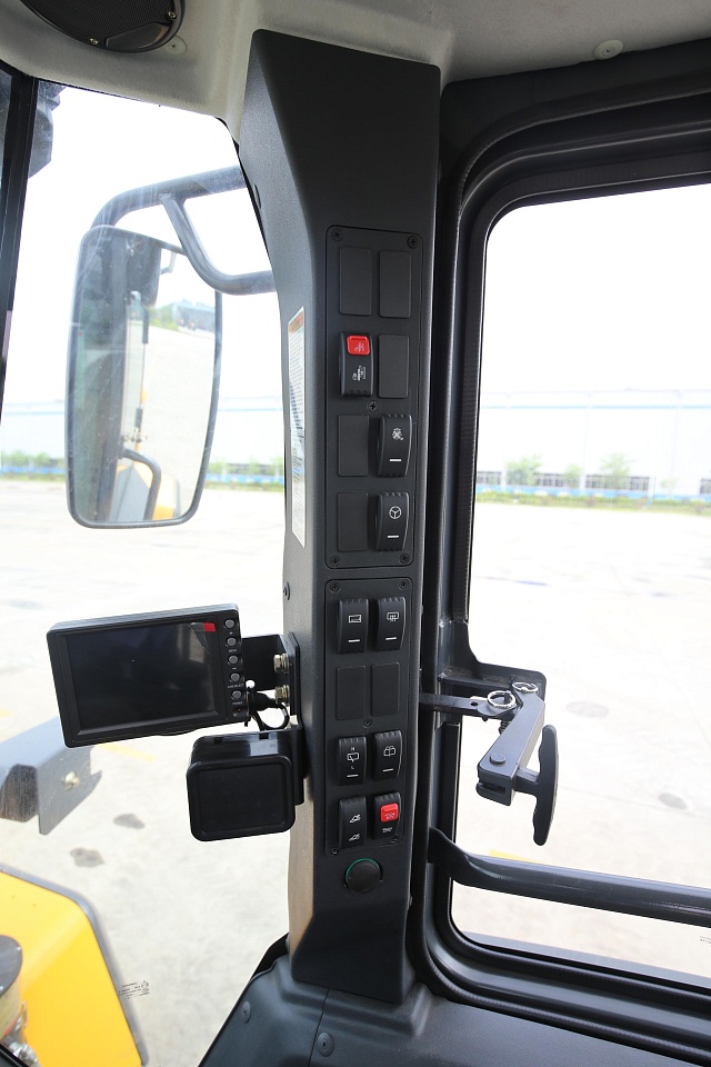 Современная кабина фронтального колесного погрузчика Liugong CLG 835H (BS305+LG)