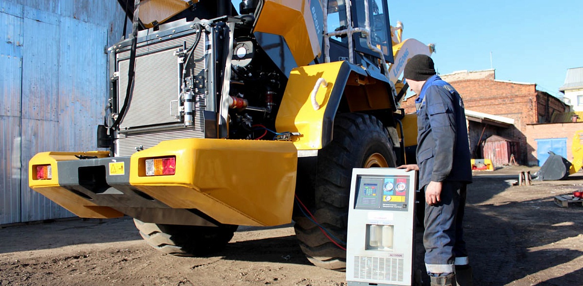 Процесс заправки кондиционера на спецтехнике