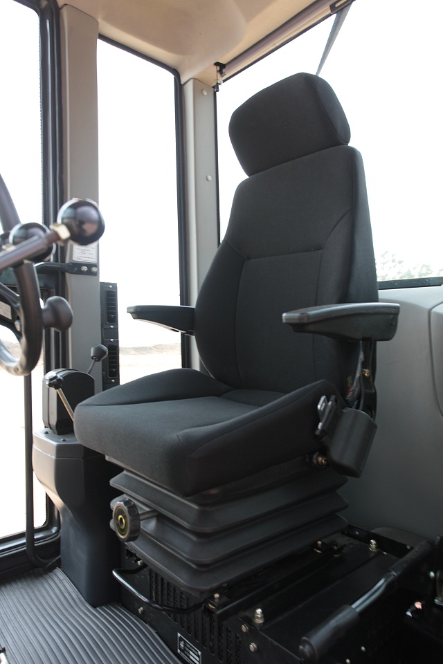 Водительское сиденье в автогрейдере CLG 4140 Водительское сиденье в автогрейдере CLG 4140