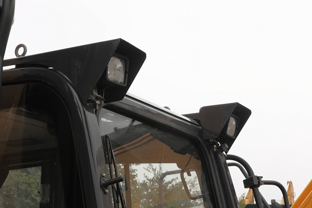 Фонари на кабине гусеничного экскаватора CLG 945E