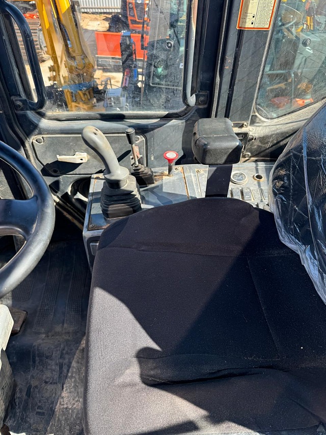 Фронтальный погрузчик 842, 2015 год (бывший в употреблении)