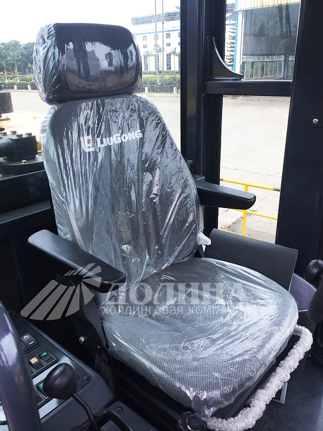 Водительское сиденье тяжелого автогрейдера LiuGong CLG 4215 (4 WD, 6WD) Водительское сиденье тяжелого автогрейдера LiuGong CLG 4215 (4 WD, 6WD)